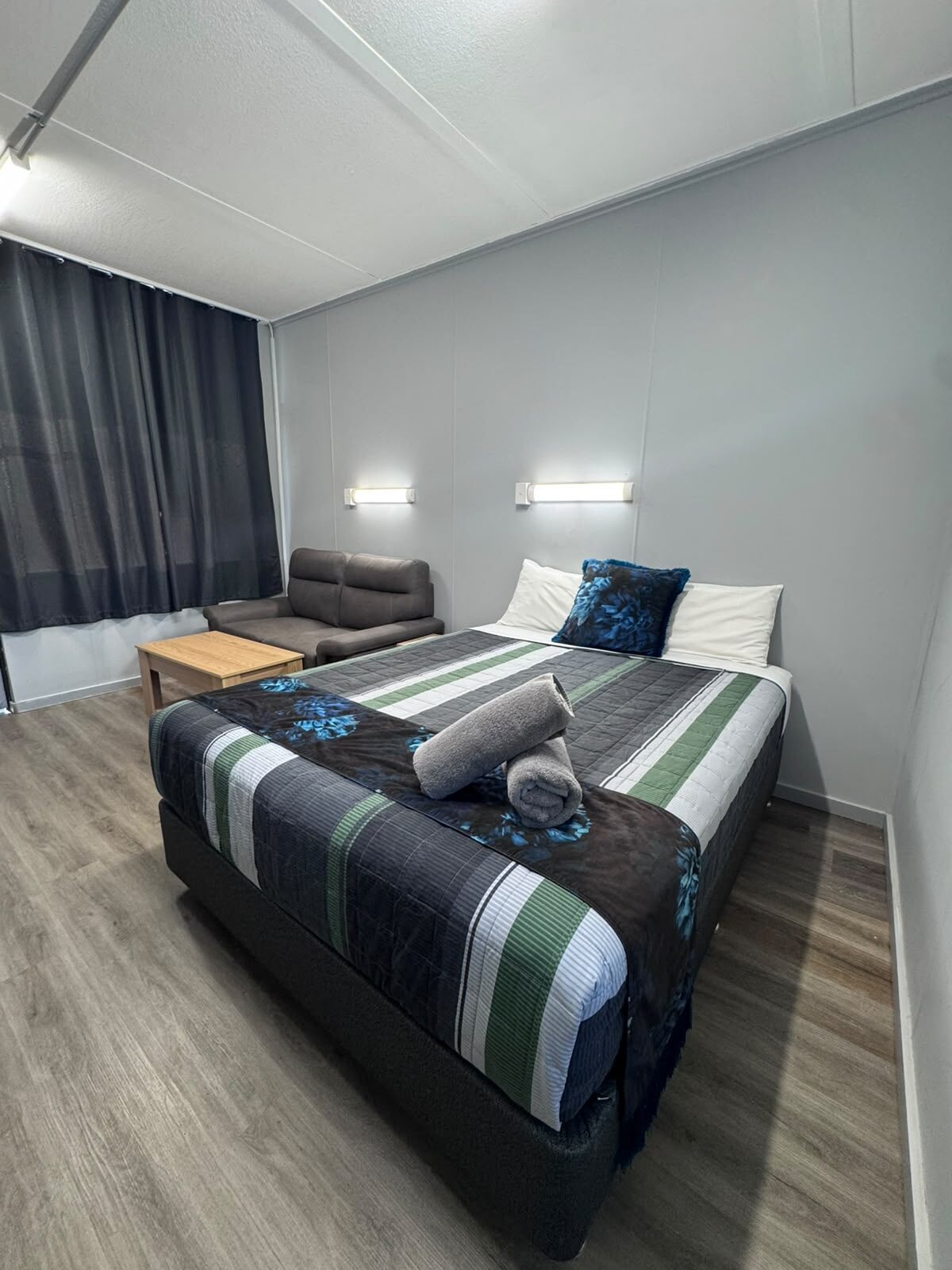 Standard Queen Room, double bed and sofa