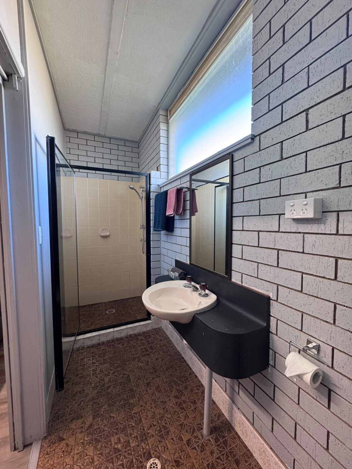 Standard Queen Room ensuite bathroom